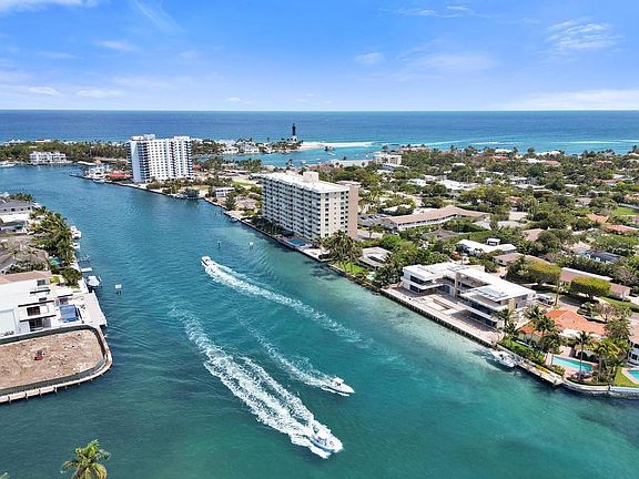 3rd image of 2611 N Riverside Drive #304