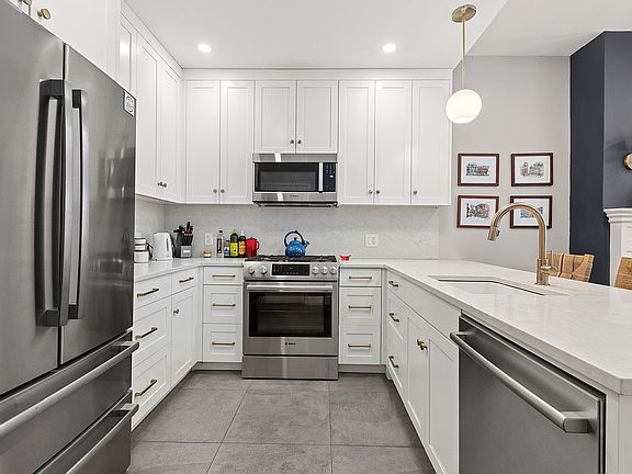 4th image of 329 W 89th St APT 3