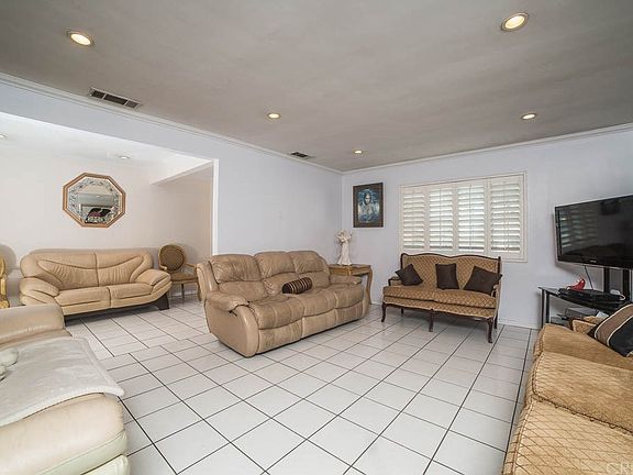 3rd image of 7644 Manzanar Ave