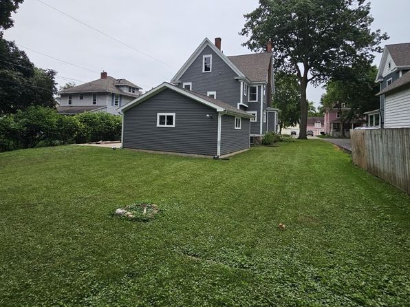 616 S Grove St, Ripon, WI 54971