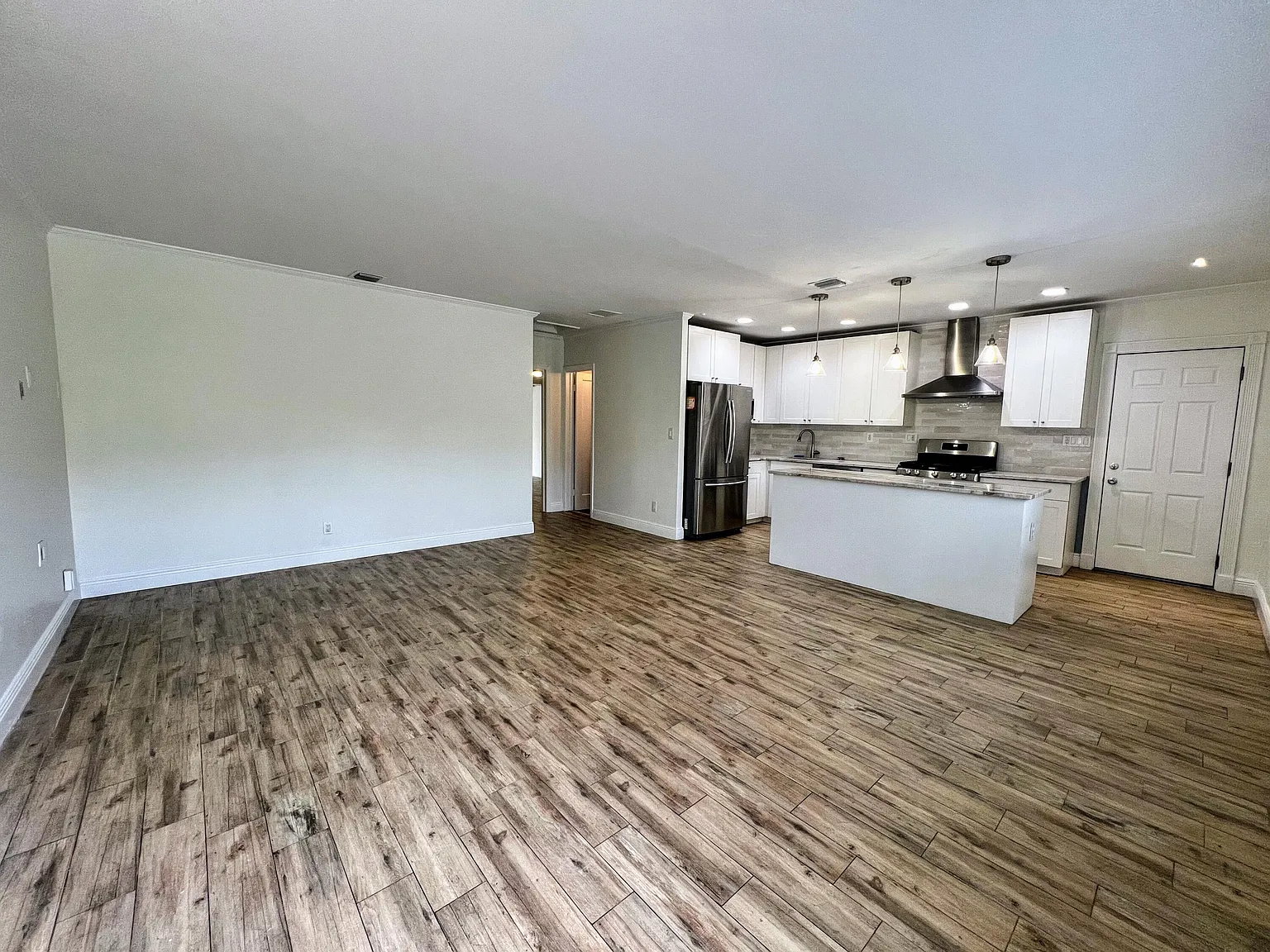 2 bed, 2.0 bath, 1239 sqft, $3,250 — Photo 2