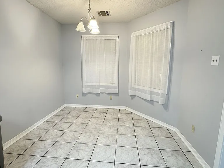 204 Splane Dr — Photo 3