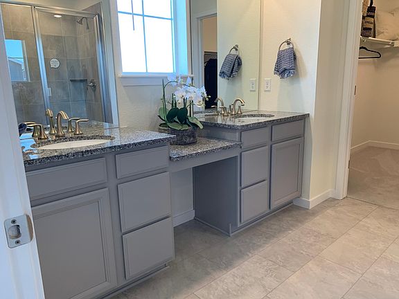Master bedroom bath w/2 sinks