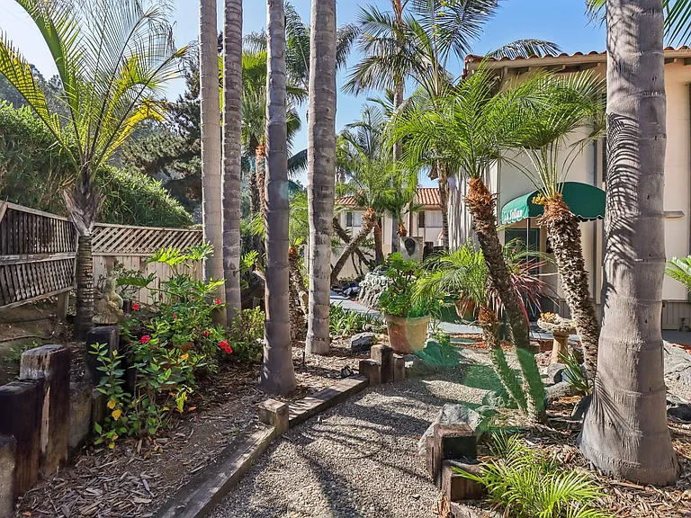 La Jollan Townhomes — Photo 36