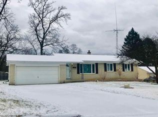 1129 Fairoaks Dr, Burton, MI 48529