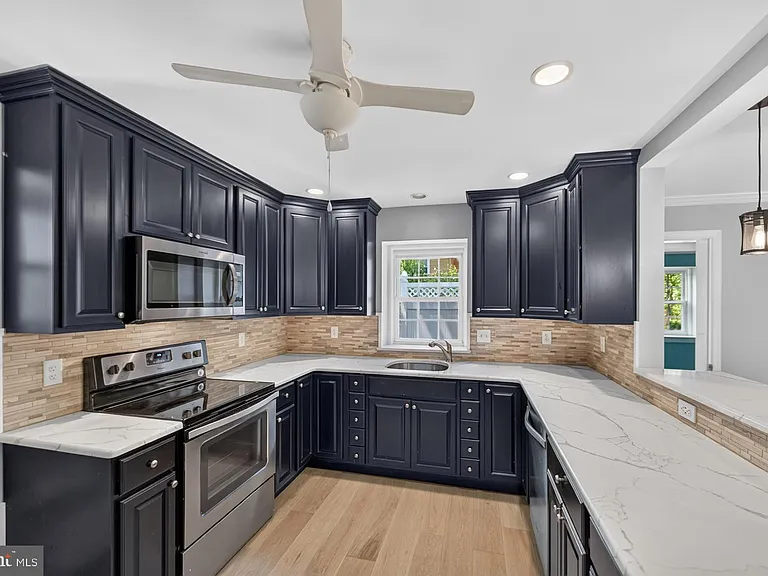 1512 Wilson St — Photo 6