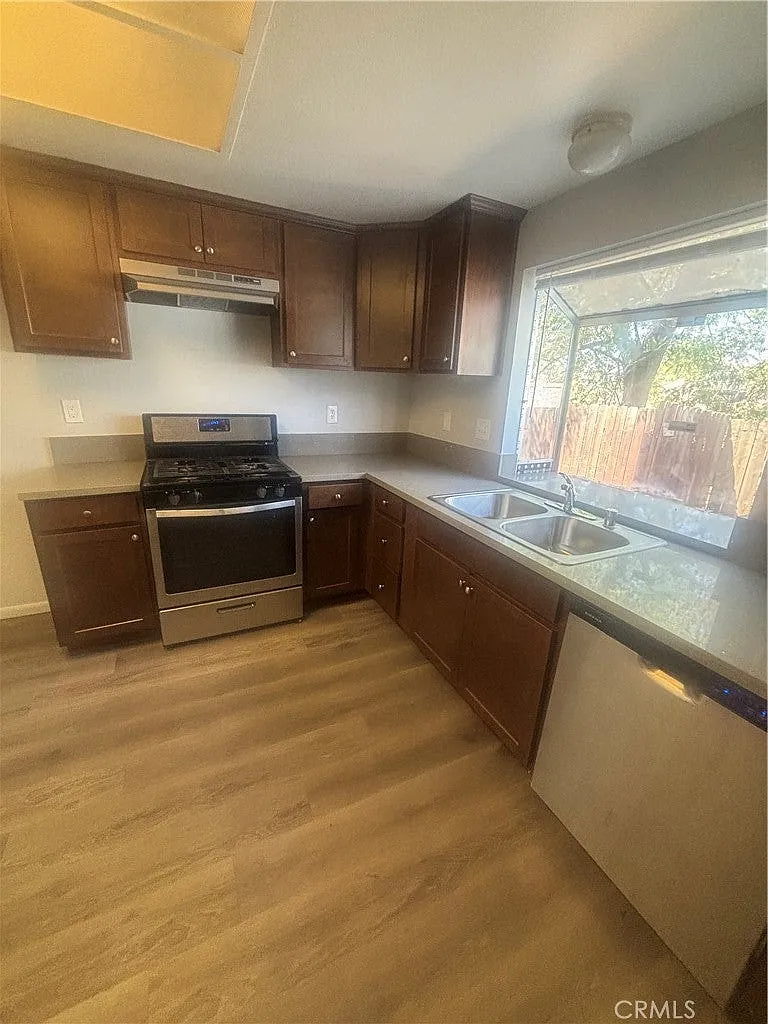 4 bed, 2.5 bath, 1438 sqft, $3,200 — Photo 4
