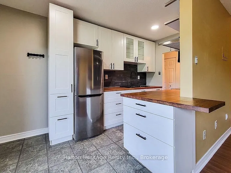 81 Charlton Ave E #905 — Photo 12