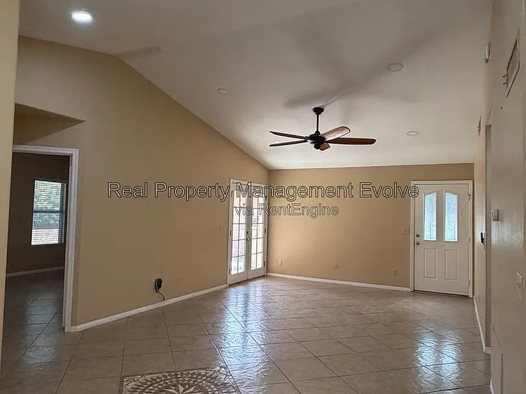 7568 W Kerry Ln — Photo 10