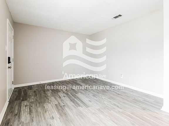 1483410_003_wm_-_living_room_13620315.jpg