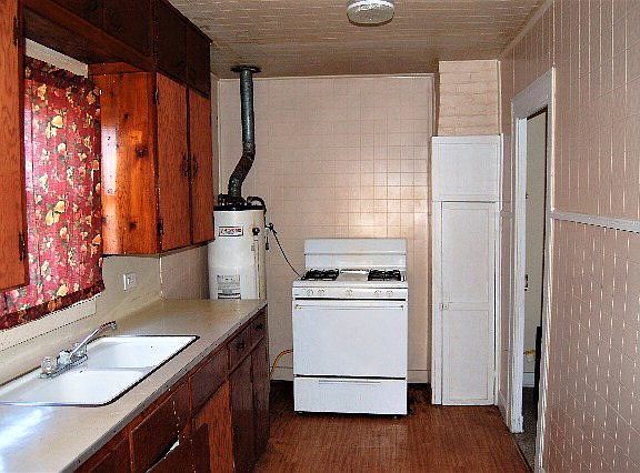 2nd image of 206 Fisher St