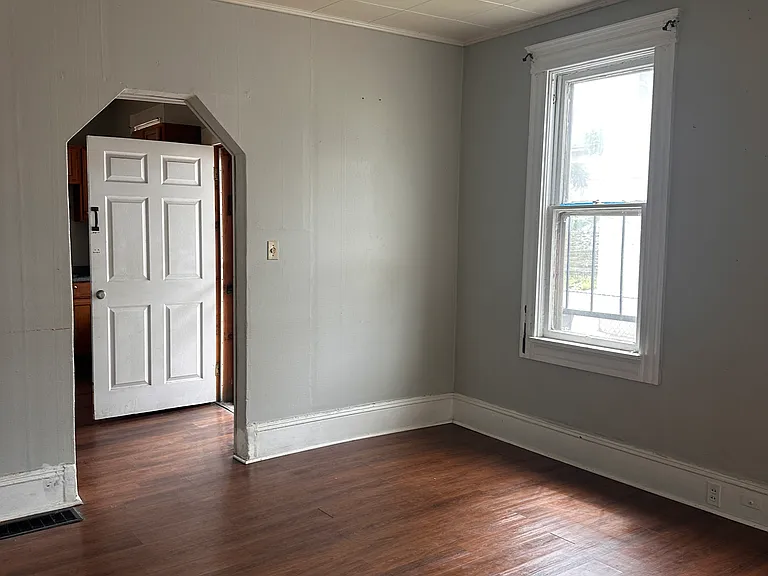 1523 E 32nd St — Photo 2