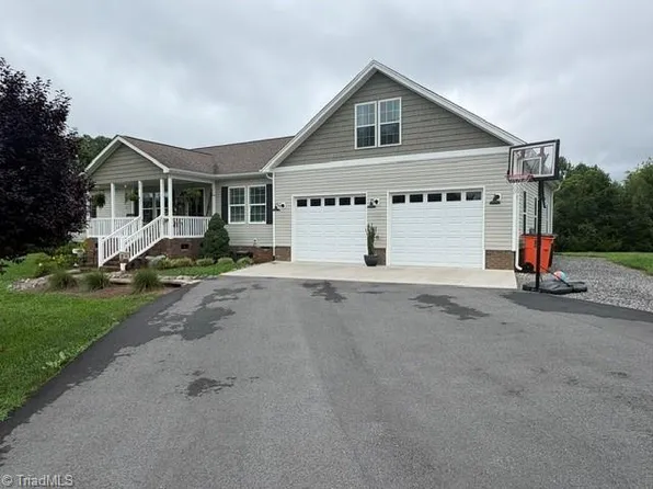 1017 Mount Zion Rd, Pinnacle, NC 27043
