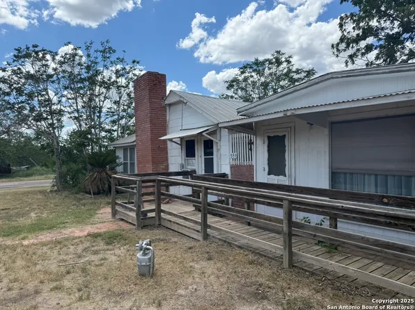 559 W Rheiner, Sabinal, TX 78881