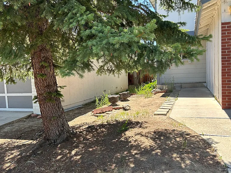 2675 Nicholette Dr — Photo 2