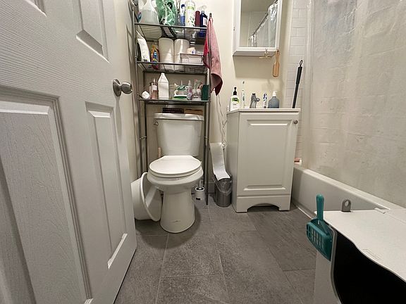 4th image of 502 E Broadway #4