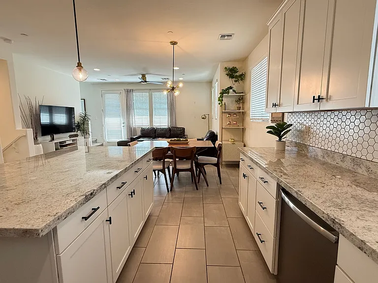 2658 S Harmony Ave — Photo 4