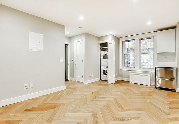 3rd image of 225 W 23rd St APT 2Q
