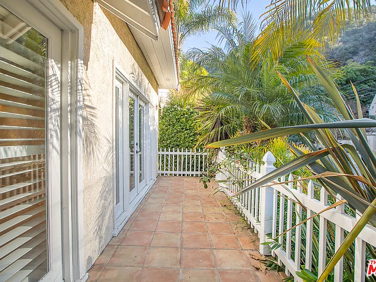 1628 Benedict Canyon Dr — Photo 10