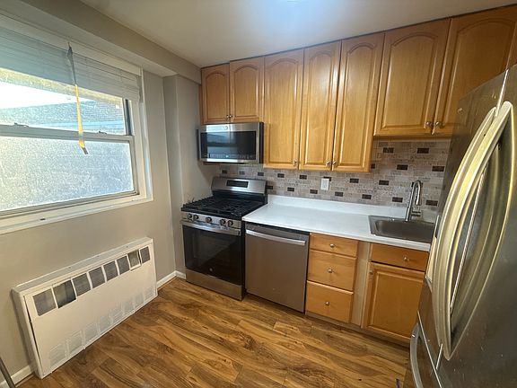 3rd image of 71 Strawberry Hill Ave APT 1107