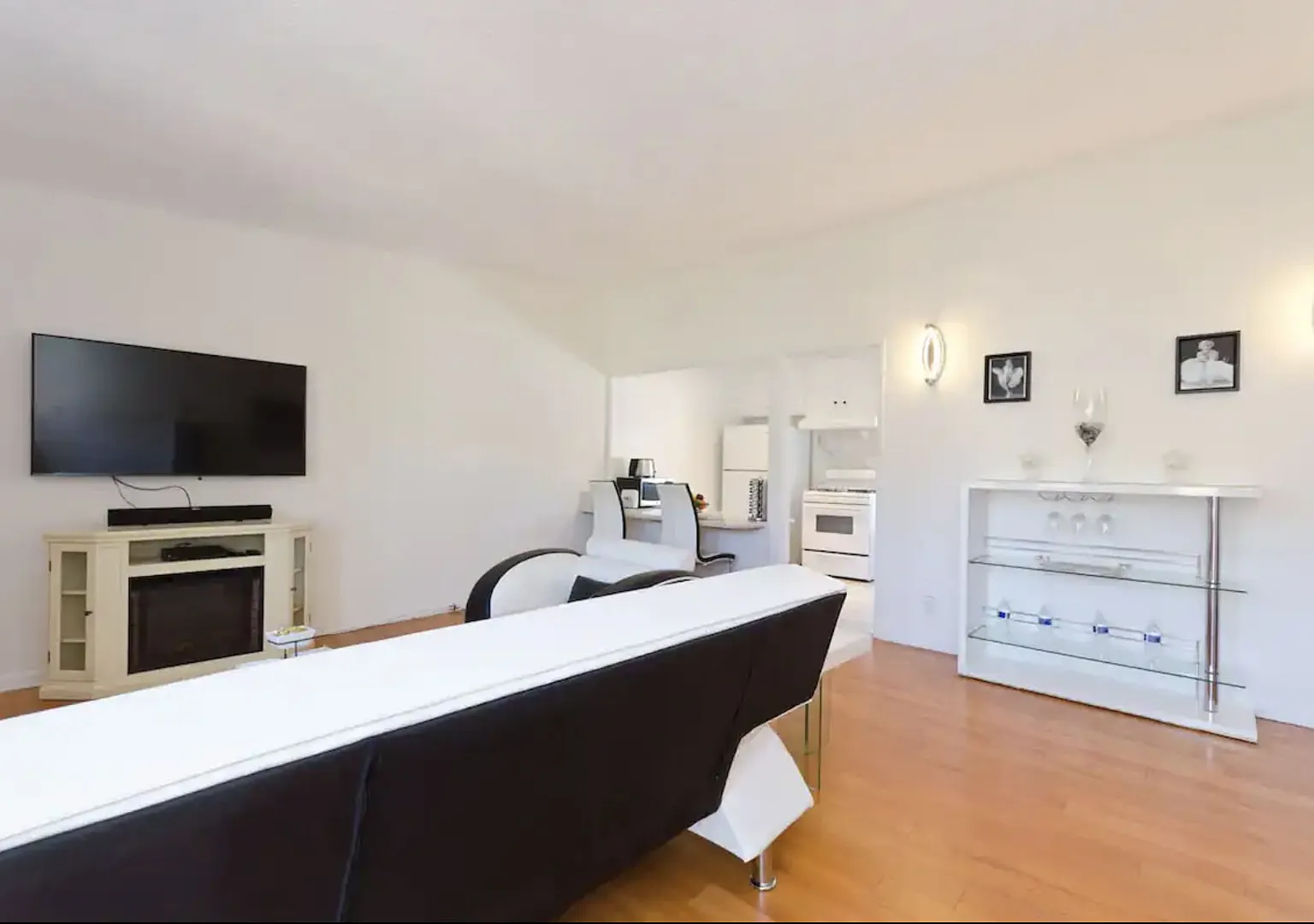 Sexy & Sun-Drenched WeHo - 2 bed/1bath — Photo 3