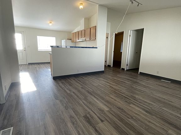 3rd image of 735 W 1st St Trailer 31