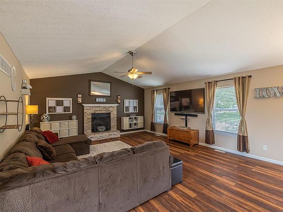 4th image of 48 Glen Meadows Dr