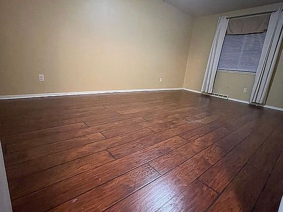 3rd image of 33223 Cromwell Dr