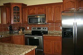3rd image of 830 SE Applewood Ln