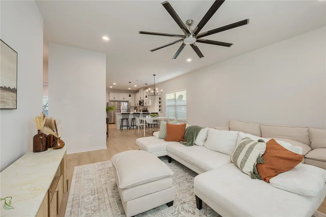 6 bed, 6.5 bath, 2446 sqft, $4,950 — Photo 2