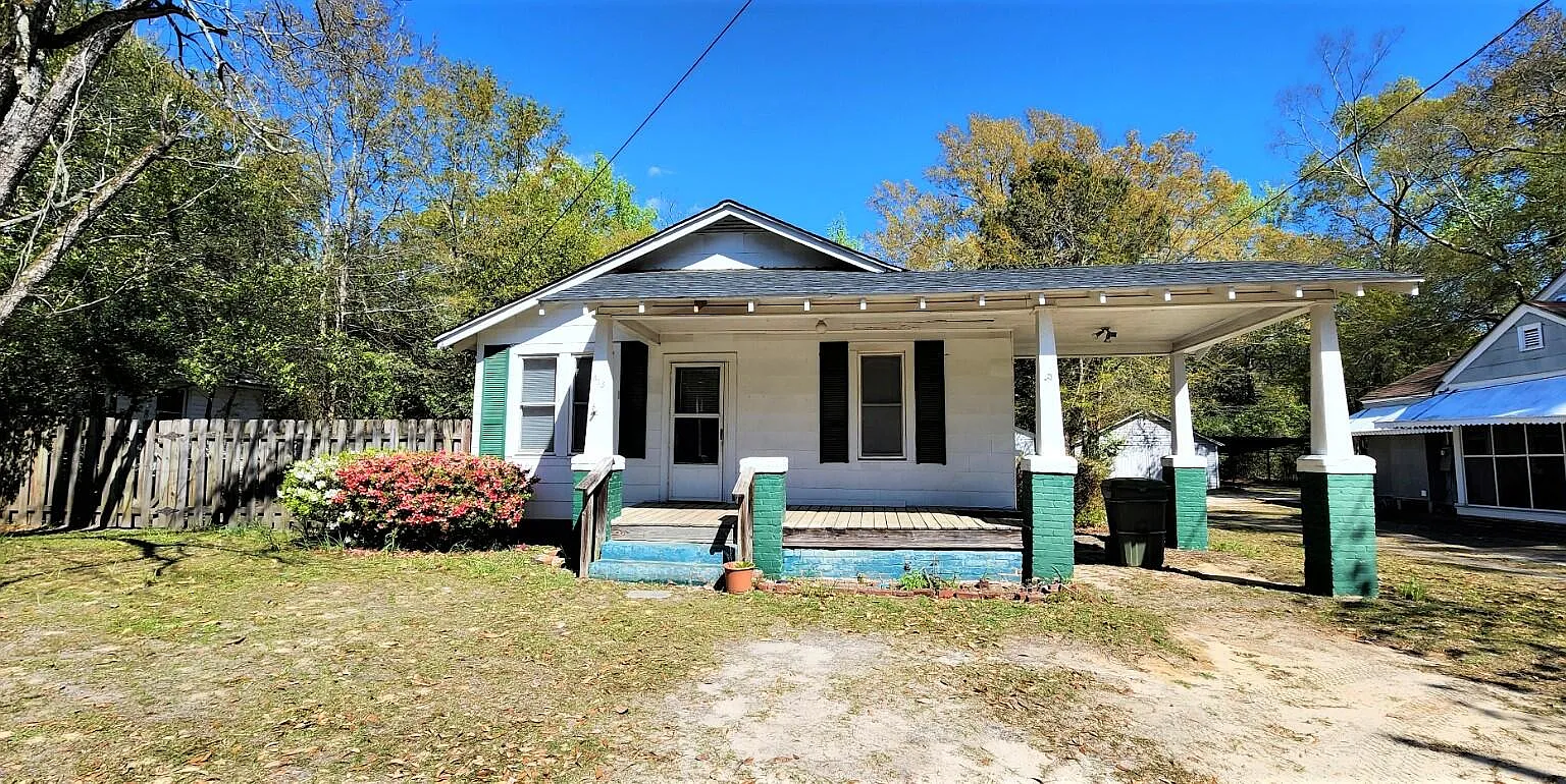 3 bed, 1.0 bath, 1169 sqft, $1,295 — Photo 1