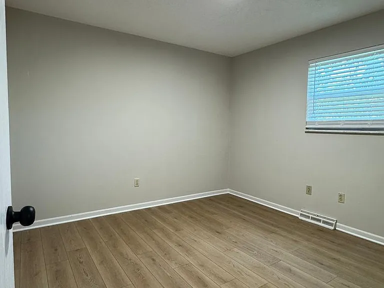 319 N Garth Ave — Photo 6