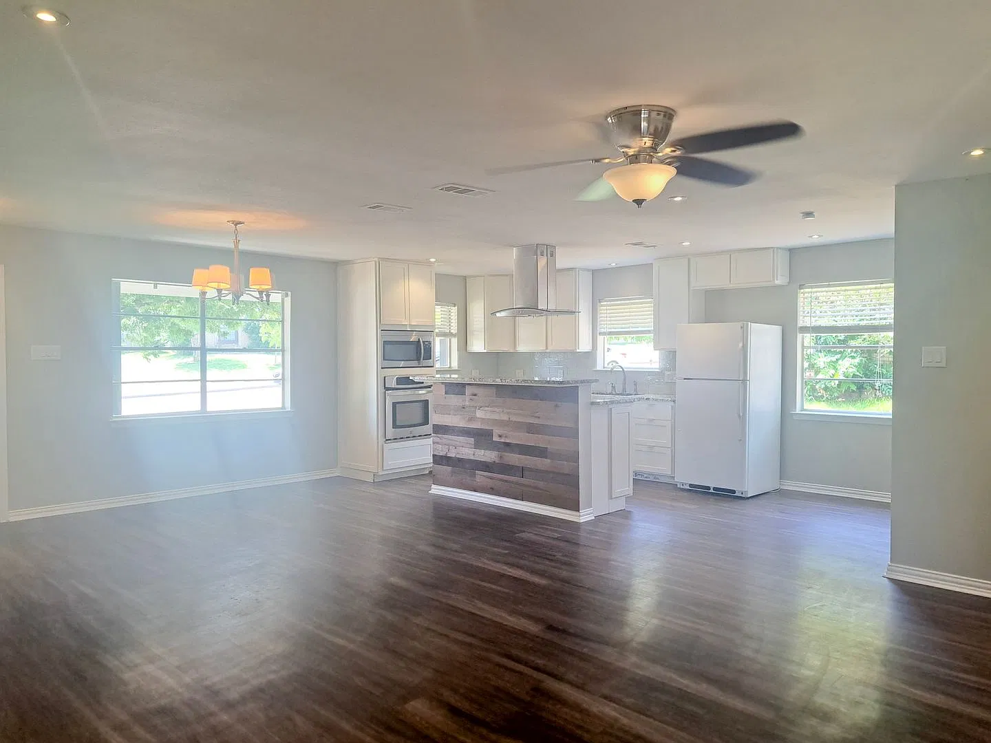 4 bed, 2 bath, 1 car garage — Photo 4