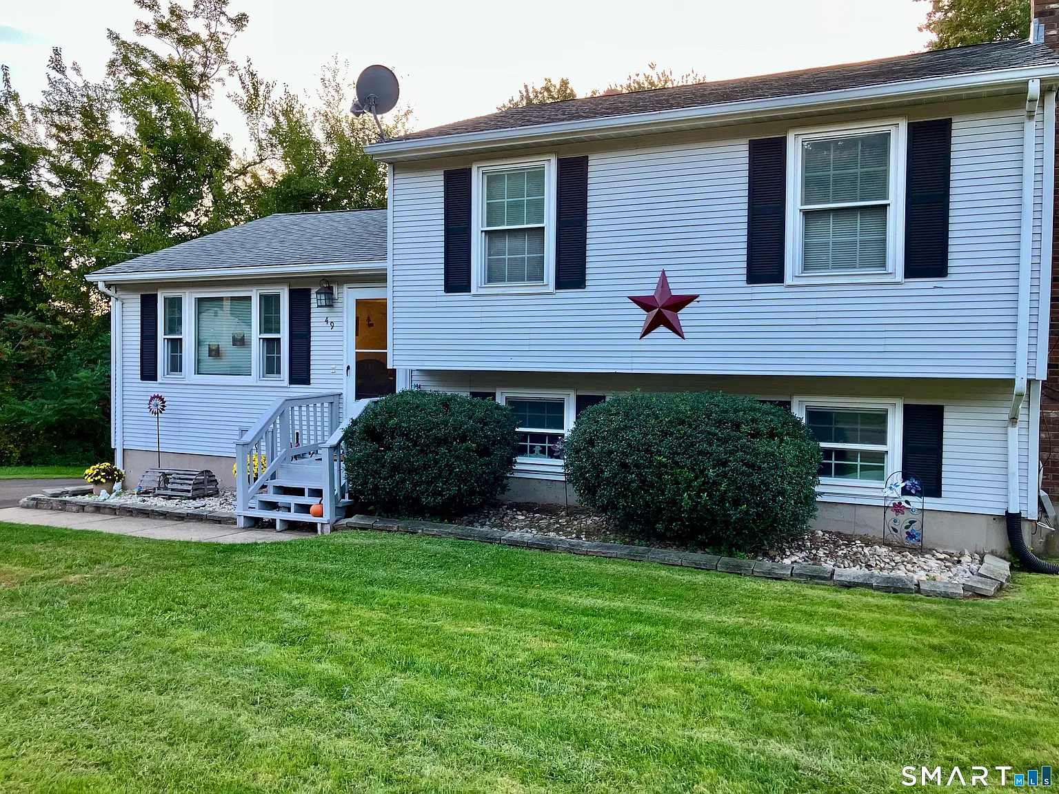 4 bed, 2.0 bath, 2200 sqft, $3,200 — Photo 2