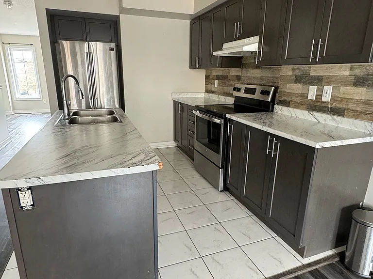 458 Linden Dr W — Photo 2