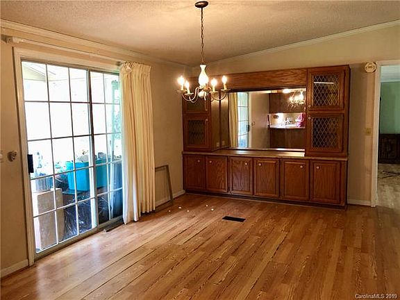 5th image of 209 Leigh Anne Ln