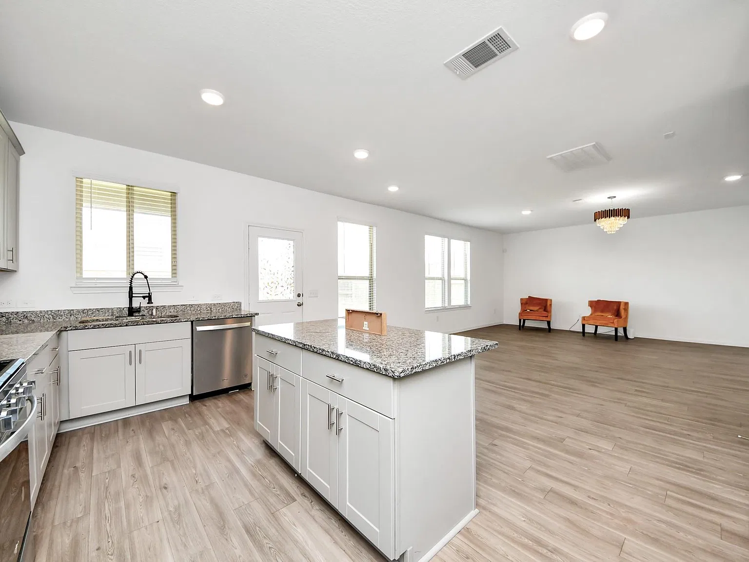 4 bed, 3.0 bath, 2718 sqft, $2,700 — Photo 1