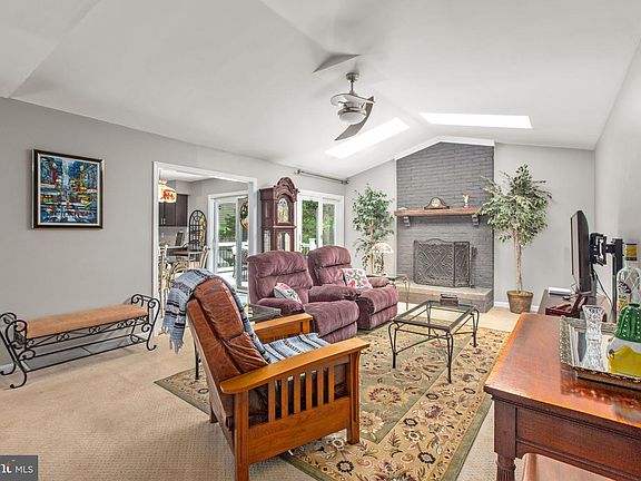 5th image of 216 Fairfax Ln