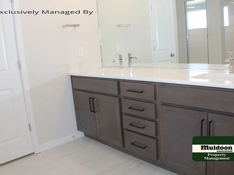 1070 Rambling Oak Dr — Photo 8