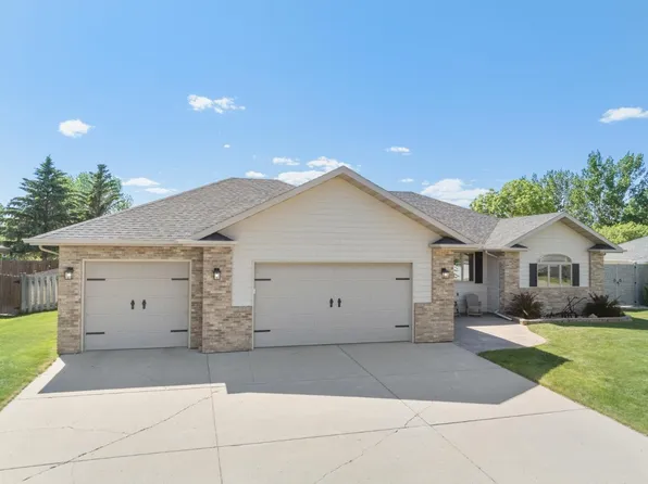 1512 10th St SE, Minot, ND 58701