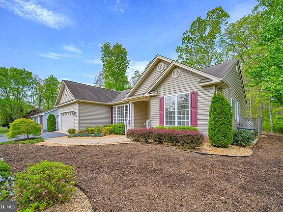 Walking neighborhood close to pool park