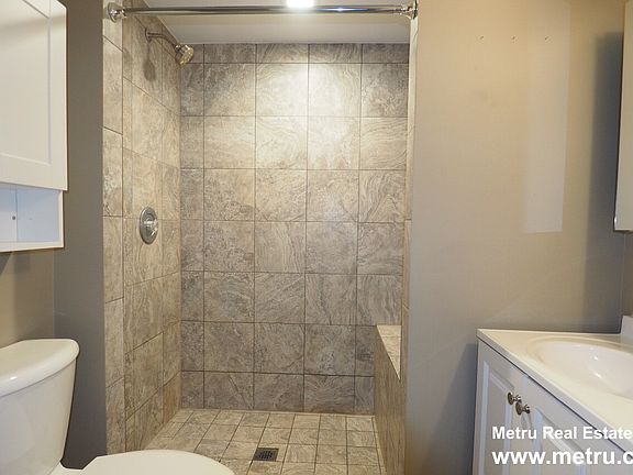 5th image of 1442 W Melrose St #G
