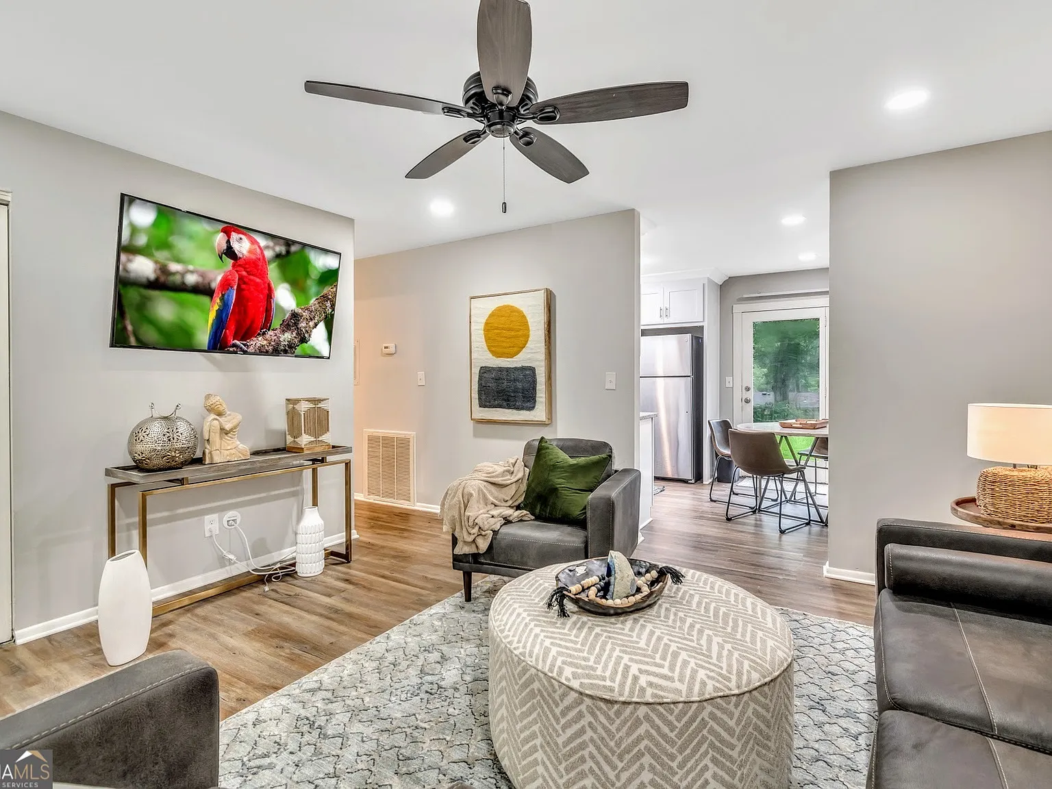 3 bed, 1.5 bath, 875 sqft, $3,900 — Photo 4