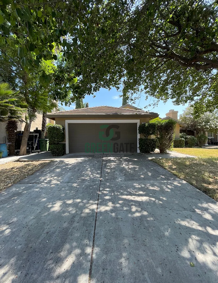 Make This Beautiful Home Yours Today! 3 Bedroom, 2 Bathroom! — Photo 2