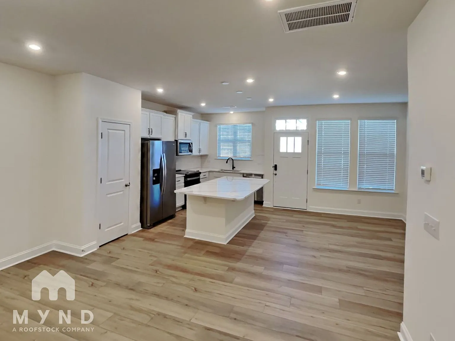 3 bed, 2.5 bath, 1617 sqft, $2,035 — Photo 3