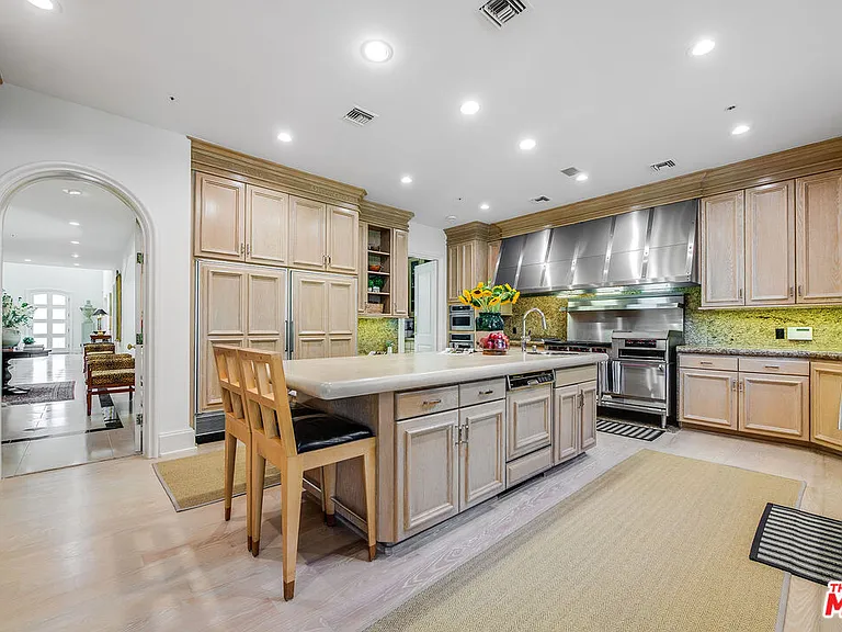 915 N Rexford Dr — Photo 17