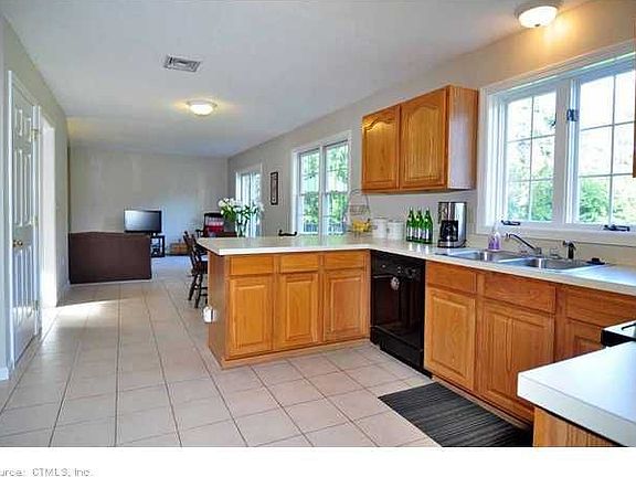 5th image of 7 Eastfield Farms Dr