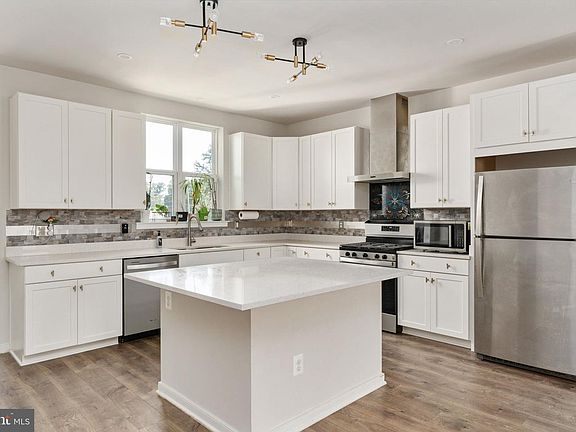3rd image of 424 Honeyberry Ln