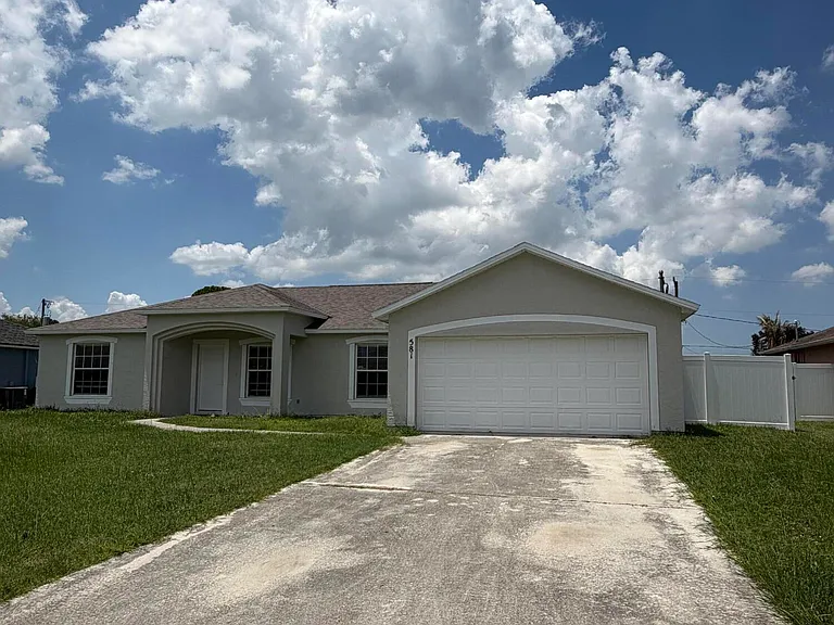 581 NW Goldcoast Ave — Photo 1