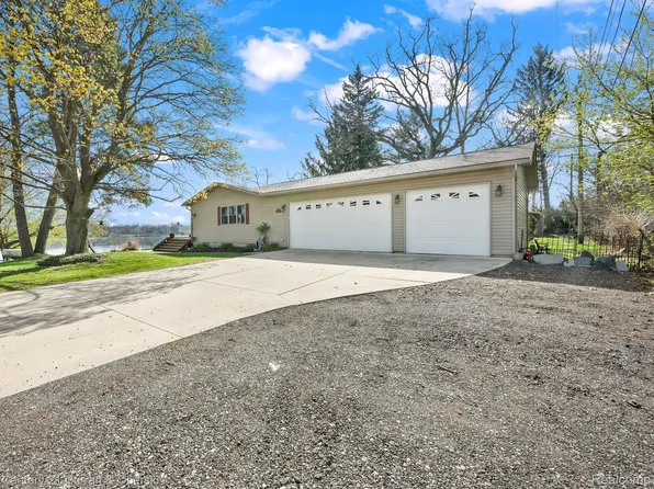 417 Chicago Dr, Howell, MI 48843